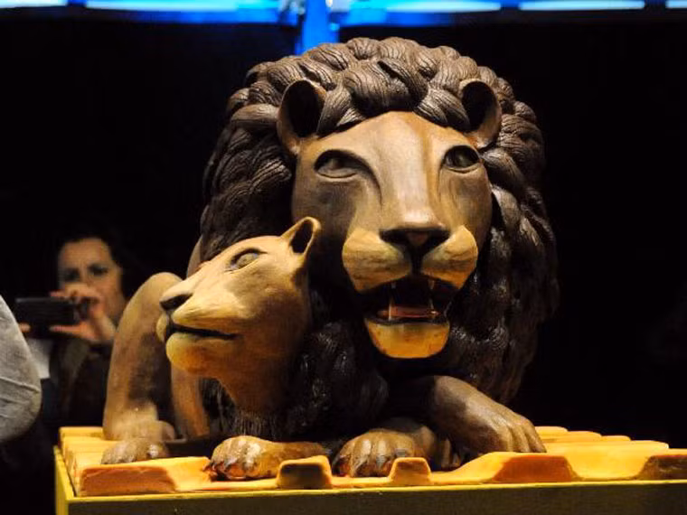 Chú sư tử dũng mãnh được tạo hình rất có hồn. Thoạt nhìn, du khách có thể nhầm lẫn đây với phiên bản thật.