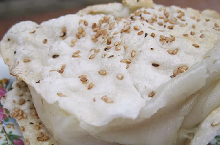 Bánh uôi. Còn được gọi là “bánh tình yêu”, “bánh đoàn kết” hay “peẻng uôi”. Bánh làm từ bột gạo nếp, trong có nhân thịt hành hoặc đỗ xanh.