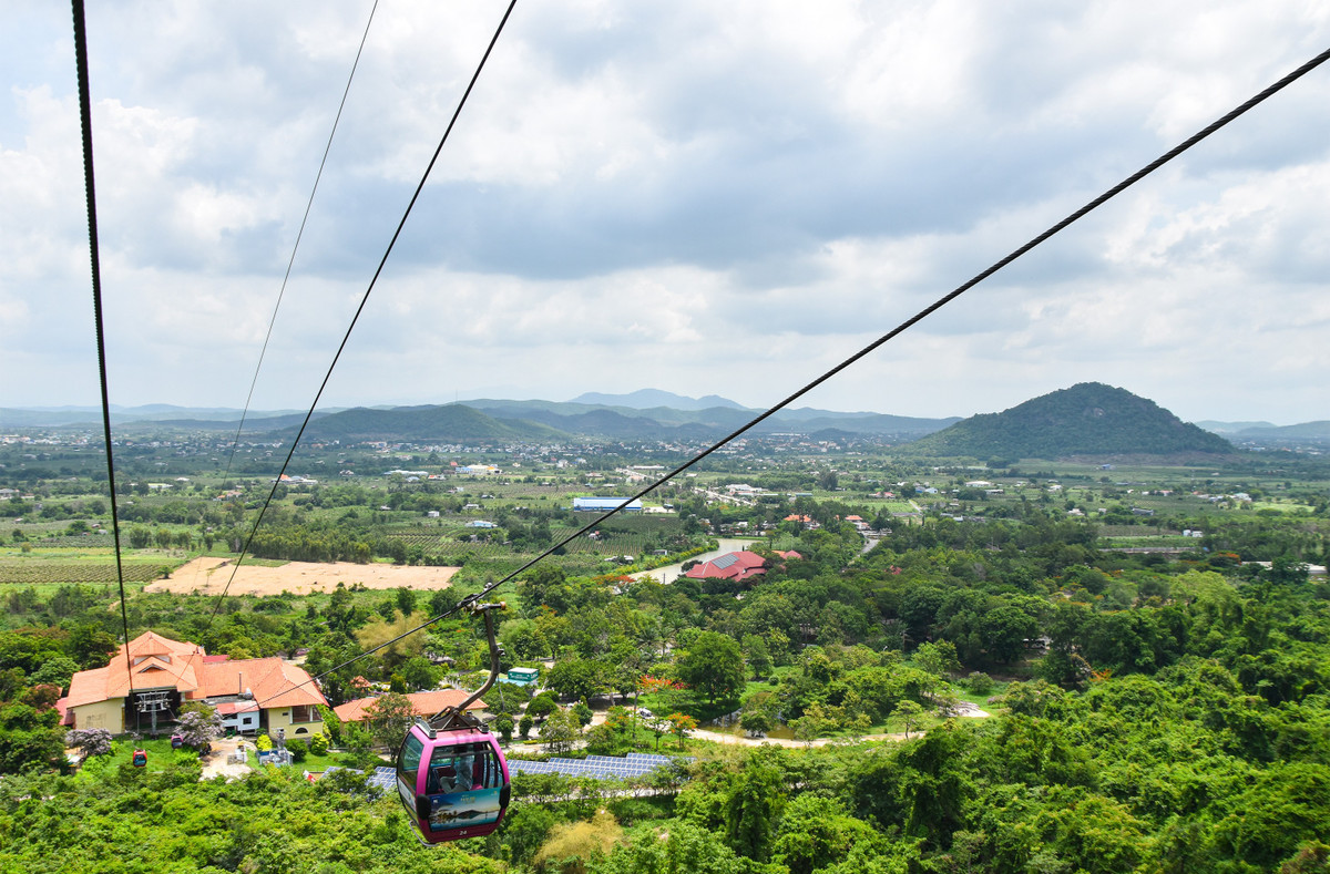 Tuyến cáp treo Tà Cú dài 1.600m, cao 505m với 35 cabin đóng mở tự động có thể phục vụ 1.000 khách/giờ đã được đưa vào hoạt động từ tháng 9/2003.