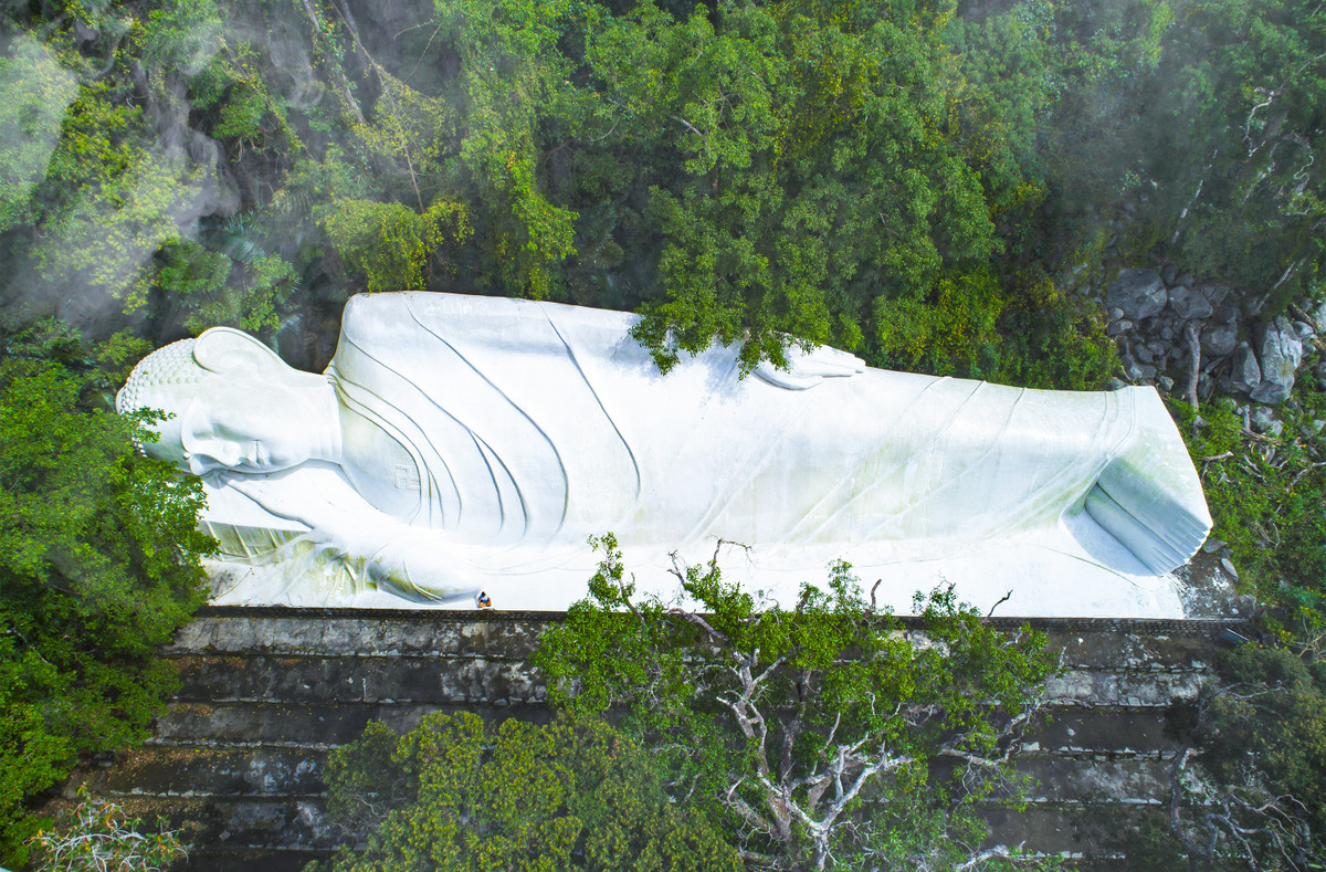 Tượng Phật Thích Ca nhập Niết bàn trên núi Tà Cú (huyện Hàm Thuận Nam, Bình Thuận) đã nhận kỷ lục châu Á "Tượng Phật dài nhất nằm trên đỉnh núi". Tượng do kiến trúc sư Trương Đình Ý chủ trì thi công từ năm 1963 đến năm 1966 hoàn thành. Bên dưới tượng là những tam cấp được nối kết bằng đá chẻ, phía sau lưng tượng là vách núi và cây rừng cổ thụ.