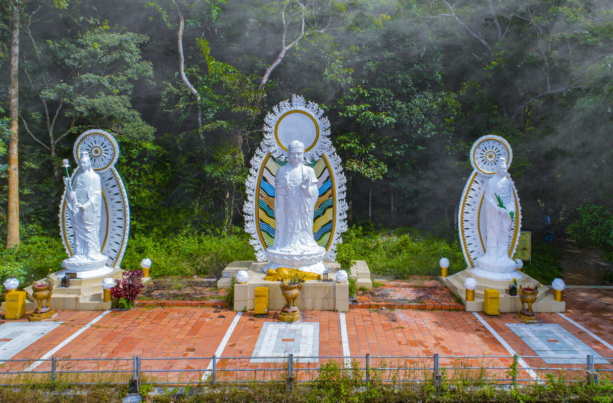 Ngang nơi bàn chân là 8,8m, cao từ 2 bàn chân xếp lên là 4,9m và cao từ vai xuống là 12,2m. Phía dưới là 3 pho tượng Di Đà Tam Tôn (Phật A Di Đà, Quán Thế Âm và Đại Thế Chí) xếp hàng ngang. Đây là một công trình độc đáo, trở thành biểu tượng văn hóa tâm linh cho vùng đất Hàm Thuận Nam, tỉnh Bình Thuận.