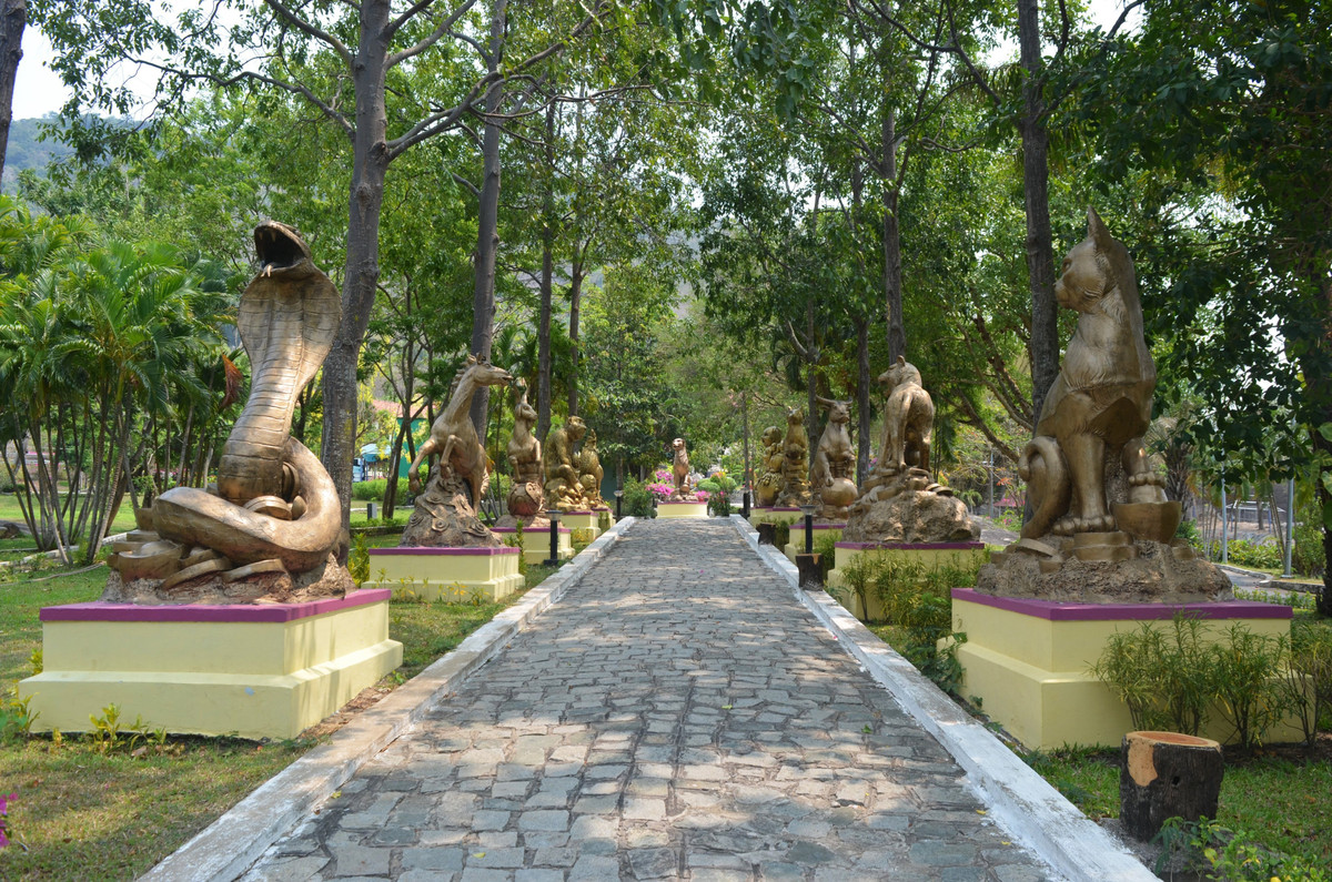 Huyện Hàm Thuận Nam là thủ phủ cây thanh long, nổi tiếng khắp đất nước. Nhiều năm trước vùng đất này còn nghèo, nhưng khoảng 20 năm trở lại vùng trở nên trù phú. Nhiều gia đình trồng thanh long khá lên, nhiều ngôi biệt thự mọc lên dưới chân núi Tà Cú.