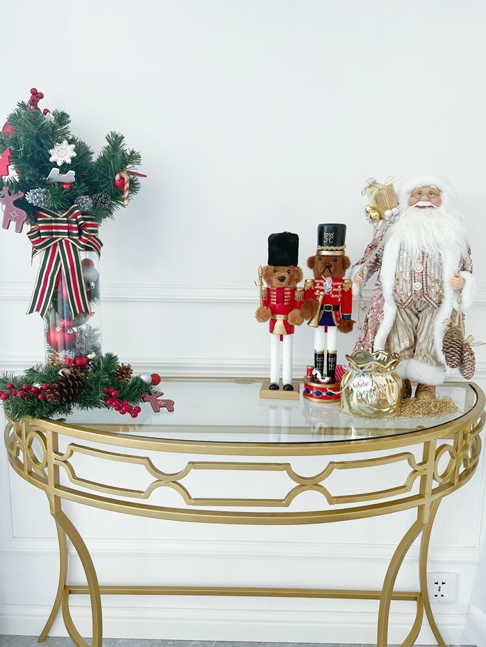 ột góc khác trong ngôi nhà được á hậu bày biện từ cảm hứng mùa Noel tại Ba Lan. Chiếc bàn kê trang trí theo phong cách của khách sạn 5 sao nên nhìn rất sang trọng.