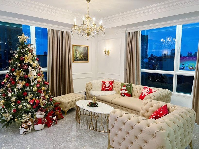 hòng khách nhà á hậu Diễm Trang lung linh vào buổi tối. Cô cho biết đây là góc lý tưởng để cả nhà quây quần thưởng trà hoặc xem những bộ phim chủ đề Giáng sinh.
