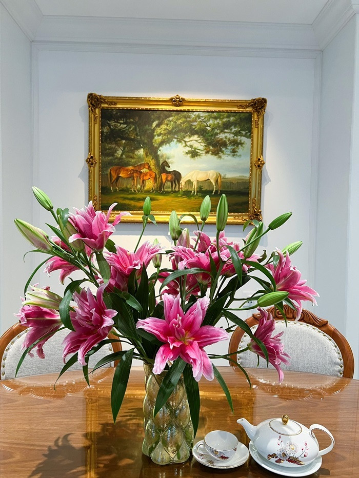 ô trưng hoa tươi để không gian sống thêm sinh động. Tranh treo tường được chọn khung đồng tông với mặt bàn để không gian hài hòa và sang trọng hơn.