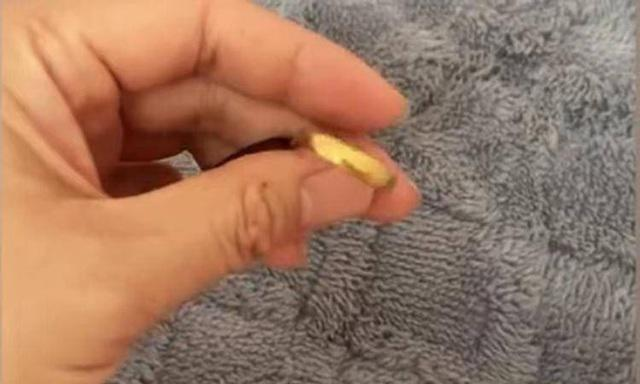 Chiec nhan vang bi mat cho thay quan he giua con dau va me chong