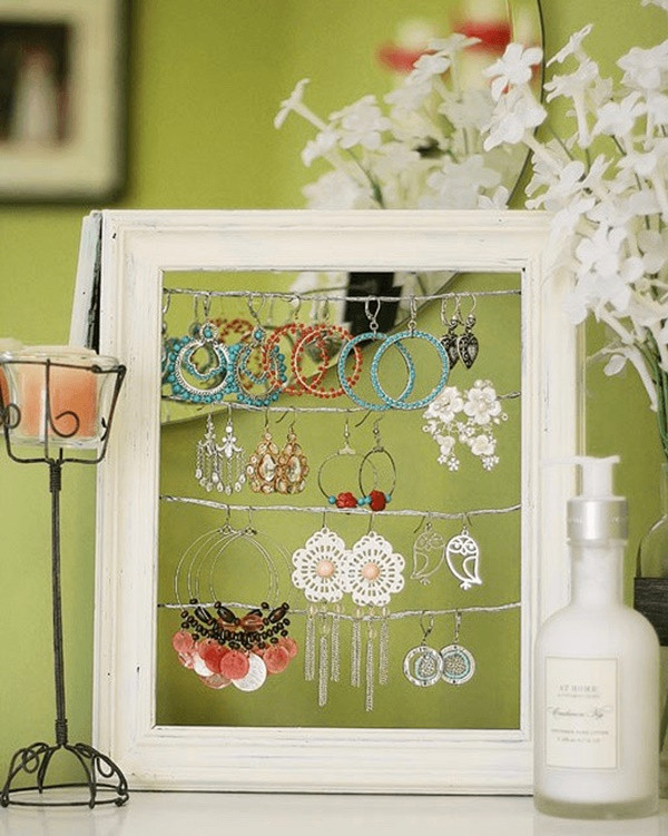  4. Khung treo đồ trang sức: Khung ảnh bỏ đi chính là một cách tận dụng để bạn treo đồ trang sức. Tất cả những loại đồ trang sức đều có thể treo lên ở đây khiến không gian trở nên sống động, mới mẻ vô cùng.