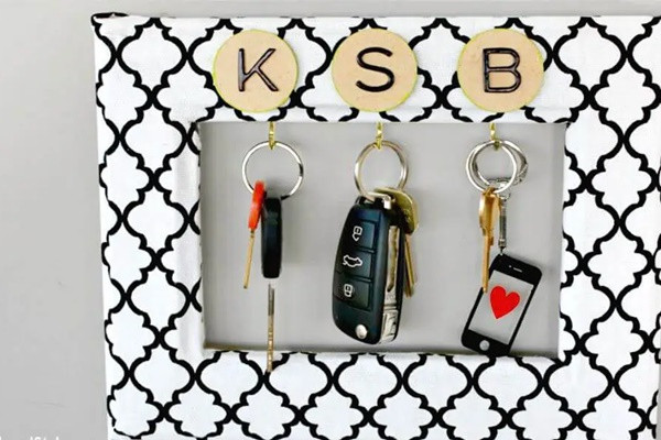  8. Treo chìa khóa: Nếu luôn khổ sở với vấn đề tìm kiếm chìa khóa vào buổi sáng, thì bạn chắc chắn sẽ đánh giá cao ý tưởng này.