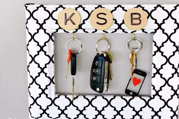  8. Treo chìa khóa: Nếu luôn khổ sở với vấn đề tìm kiếm chìa khóa vào buổi sáng, thì bạn chắc chắn sẽ đánh giá cao ý tưởng này.