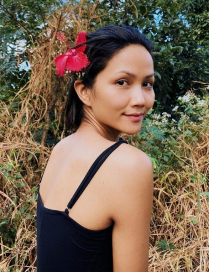 H'Hen Niê không ngại khoe mặt mộc.