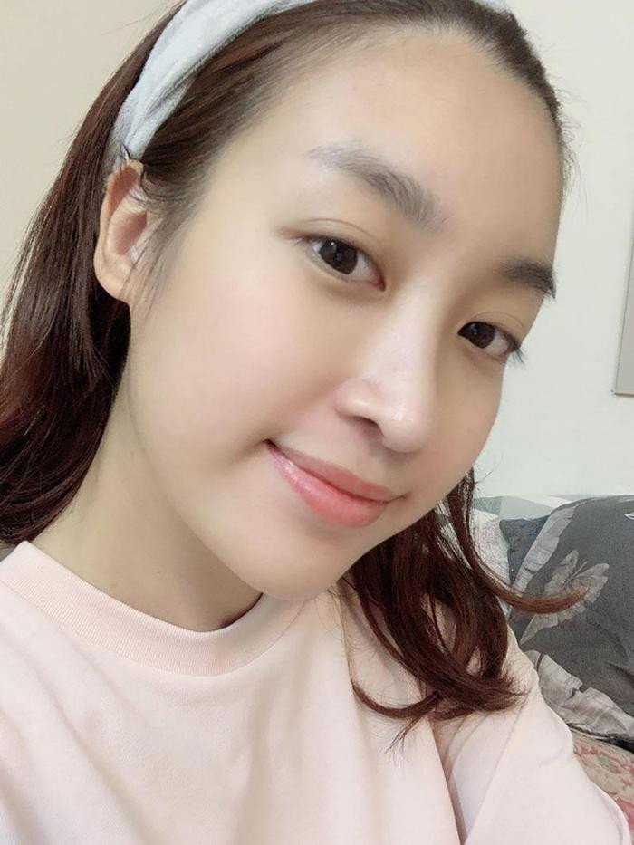 Hoa hậu Đỗ Mỹ Linh chăm sóc da kỹ lưỡng. Do đó, mặt mộc của cô không có điểm nào để chê.