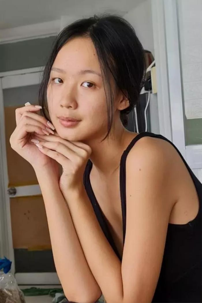 Hoa hậu Bảo Ngọc có phần nhạt nhòa hơn khi thiếu son phấn.