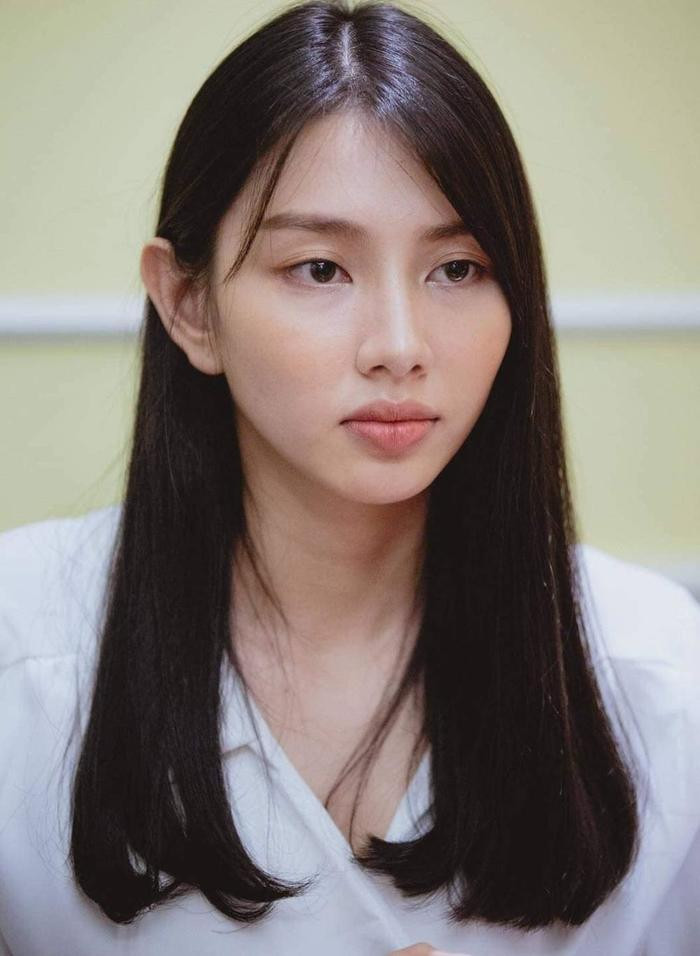 Làn da luôn là vấn đề quan tâm hàng đầu của chị em phụ nữ. Đặc biệt với các hoa hậu, việc chăm sóc da khỏe mạnh, mịn màng vô cùng quan trọng do họ thường xuyên trang điểm đậm và di chuyển, làm việc liên tục. Dù vậy, hầu hết các người đẹp đều sở hữu mặt mộc đáng ghen tỵ. Đường nét thanh tú, làn da mịn của Hoa hậu Hòa bình Quốc tế 2021 Thùy Tiên nhận được nhiều lời khen.