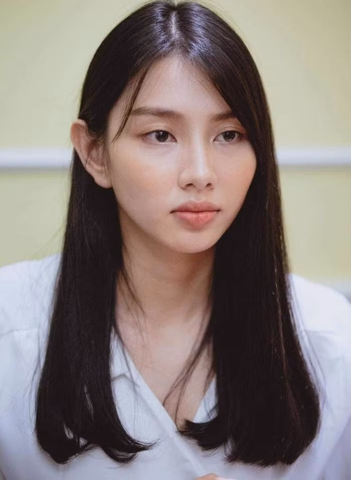 Làn da luôn là vấn đề quan tâm hàng đầu của chị em phụ nữ. Đặc biệt với các hoa hậu, việc chăm sóc da khỏe mạnh, mịn màng vô cùng quan trọng do họ thường xuyên trang điểm đậm và di chuyển, làm việc liên tục. Dù vậy, hầu hết các người đẹp đều sở hữu mặt mộc đáng ghen tỵ. Đường nét thanh tú, làn da mịn của Hoa hậu Hòa bình Quốc tế 2021 Thùy Tiên nhận được nhiều lời khen.