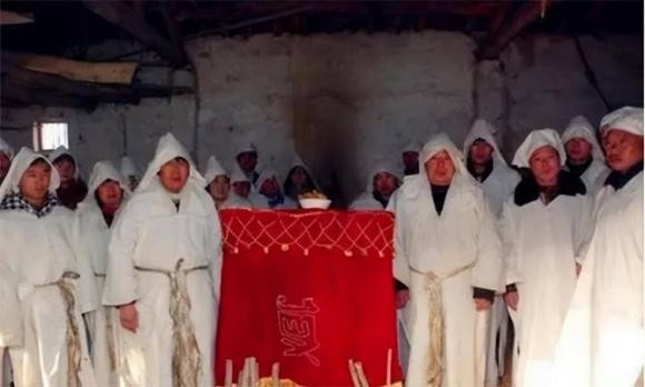 Tại sao người ta phải đốt quần áo của người đã chết? - Hình 3 Tai sao nguoi ta phai dot quan ao cua nguoi da chet?-Hinh-3