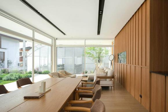 Phía sau khoảng hiên này là không gian phòng khách - phòng ăn cực rộng.