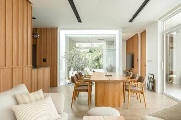 Thiết kế tường ốp gỗ vừa tạo điểm nhấn, vừa giúp không gian nhà thêm gần gũi, ấm áp.