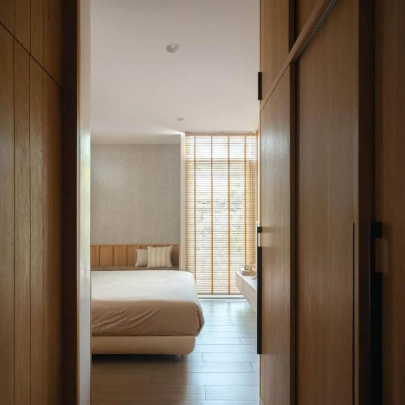 Phòng ngủ có phần tiết giảm ánh sáng hơn và được hoàn thiện ấm cúng, phảng phất phong cách nội thất Nhật Bản.