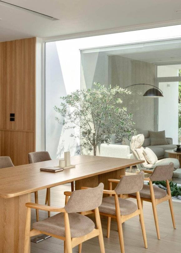 Ngôi nhà còn được bố trí một sân vườn nhỏ đằng sau lớp kính. Sân vườn này là khoảng đệm ngăn cách giữa phòng ngủ và khu vực sinh hoạt chung.