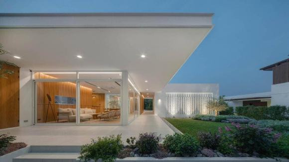 Sắc xanh của cây cối cũng giúp cả ngoại thất và nội thất của ngôi nhà thêm phần nổi bật.