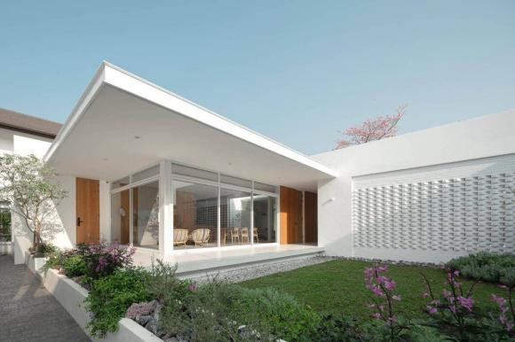 Điểm đặc biệt nhất của ngôi nhà là khoảng sân vườn được bố trí ở trung tâm nhà tượng trưng cho sự kết nối và tạo ra không gian thư giãn ngoài trời.