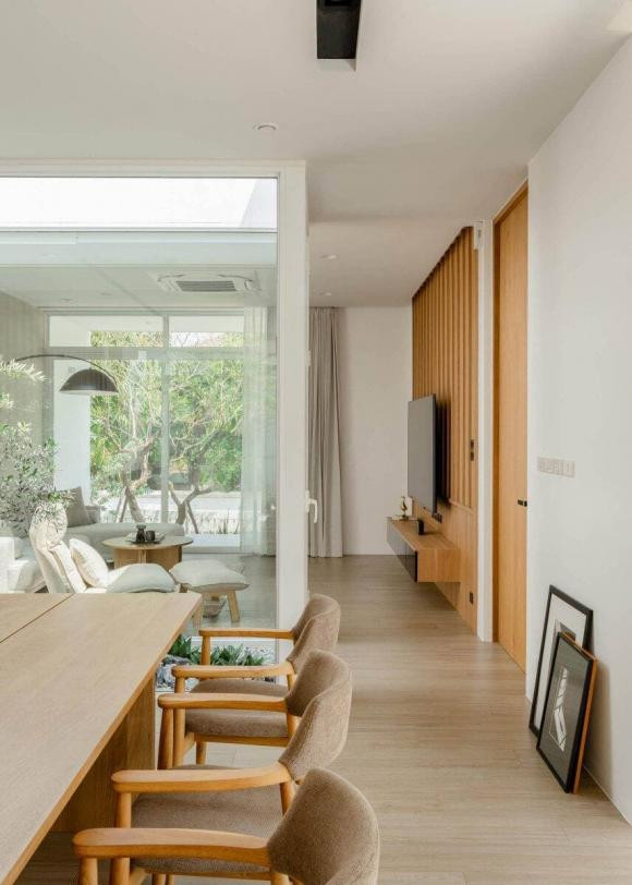 Cách bố trí này vừa giúp điều tiết ánh sáng tự nhiên, vừa giúp bổ sung cảnh quan xanh mát cho không gian bên trong nhà.