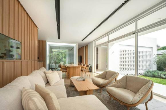 Phòng khách chiếm nhiều diện tích nhất trong nhà, thiết kế liên thông giữa phòng khách và phòng ăn, giúp tăng sự kết nối cho gia chủ.