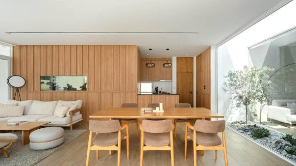 Màu gỗ sáng được sử dụng chủ yếu trong không gian nhà, bao gồm cả phần gỗ ốp tường và bàn ghế gỗ.