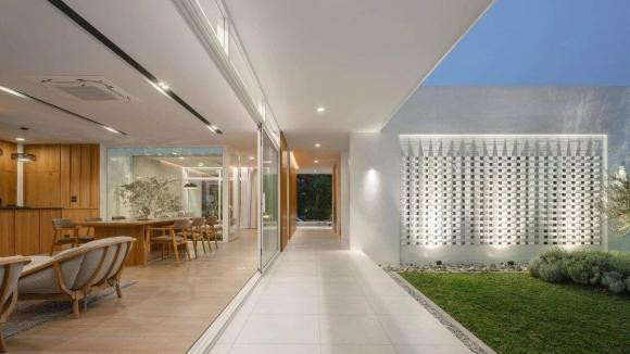 Khoảng hiên này vừa có tác dụng che chắn cho khu nhà chính khỏi mưa, nắng, vừa mở rộng không gian thư giãn cho gia chủ.