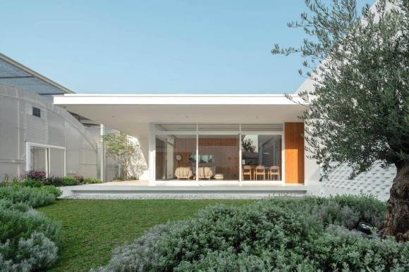 Ngôi nhà rộng 200m2, nổi bật nhờ kết cấu một tầng và màu sơn trắng ấn tượng.