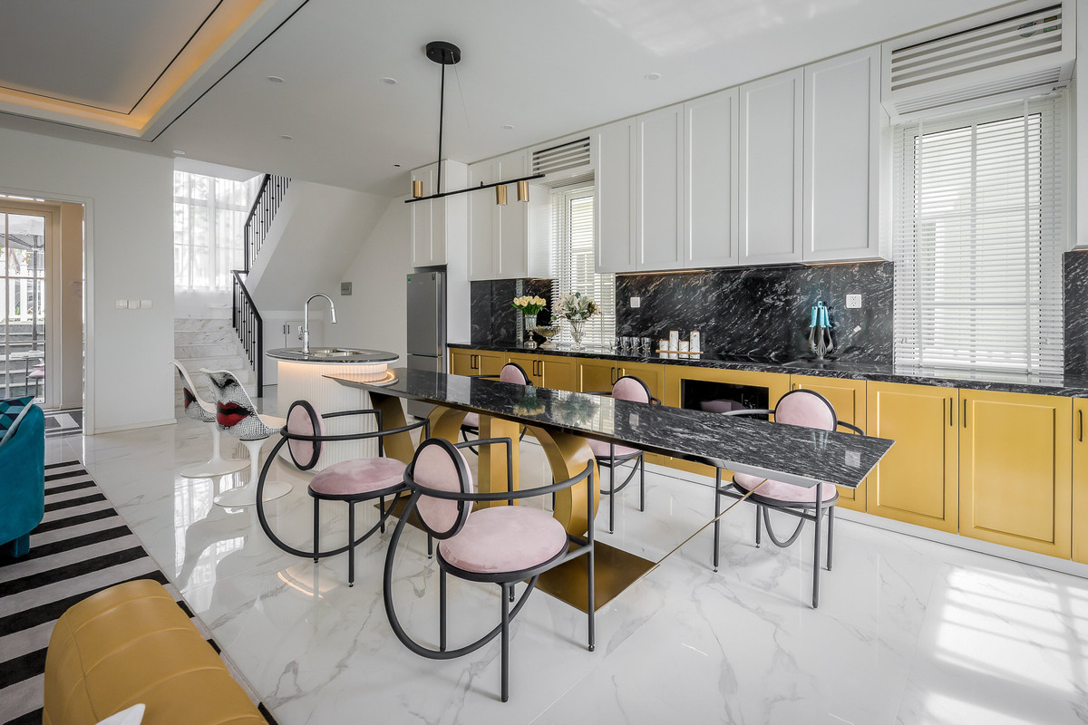 Không gian tầng trên được kết nối bằng một cầu thang đặt một góc vừa gọn mà rất tinh tế. 