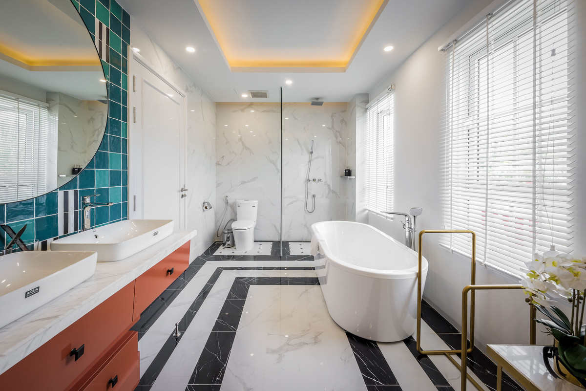 Phòng tắm nằm bên trong phòng ngủ master. 