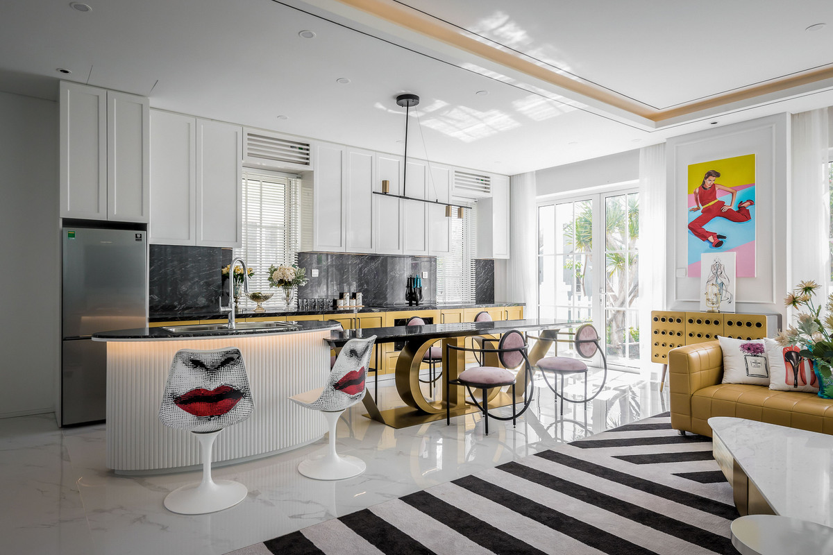 Thiết kế ghế cách điệu kết hợp với họa tiết nổi bật thu hút ánh nhìn. Không gian nấu nướng kết hợp giữa sắc trắng và vàng.