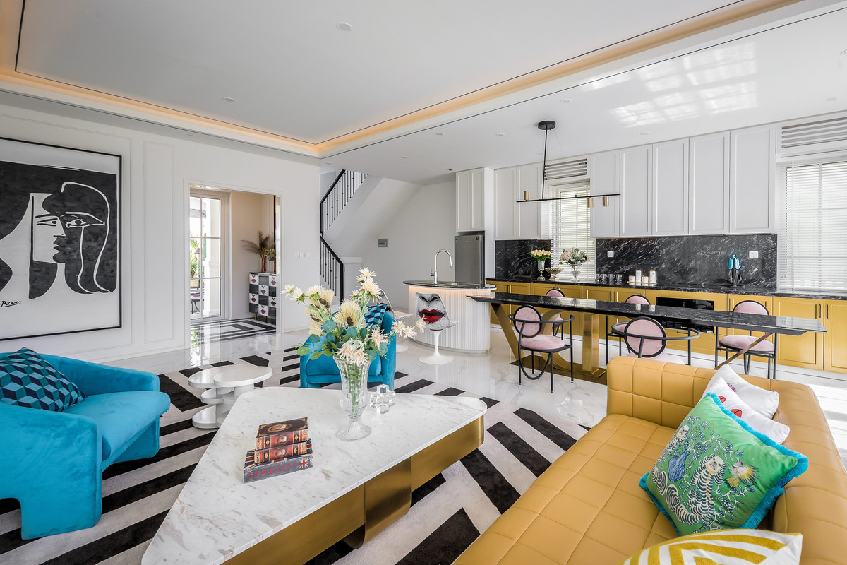 Phòng khách và phòng bếp thiết kế mở với nhau. 