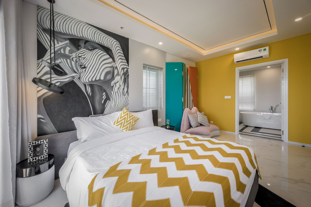 Đi lên tầng 2 là không gian của hai căn phòng ngủ với đủ công năng như một phòng nghỉ dưỡng cao cấp. Hai căn phòng lấy ý tưởng về đường nét đẹp của người phụ nữ. Những nét đẹp hiện đại được thể hiện mô phỏng trong từng món đồ nội thất tạo nên không gian sang trọng mà rất quyến rũ. 