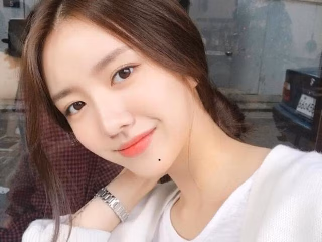 Bên cạnh đó, những bạn nữ sở hữu nốt ruồi nằm ở vị trí cằm thường là những bạn có cuộc sống giàu sang, hạnh phúc và không lo lắng về vấn đề tiền bạc.