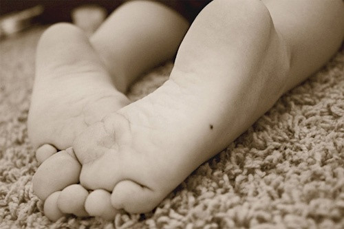 Ngoài ra, người sở hữu nốt ruồi này thường vượng vận đào hoa, may mắn trong chuyện tình duyên. Sau khi kết hôn, họ thường có gia đình hạnh phúc ấm êm, con cái giỏi giang, hiếu thuận.