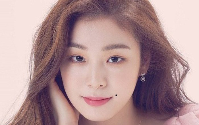 Nốt ruồi ở khóe miệng. Người có nốt ruồi ở khóe miệng dù ở bên trái hay bên phải đều là tướng giàu sang, phú quý.