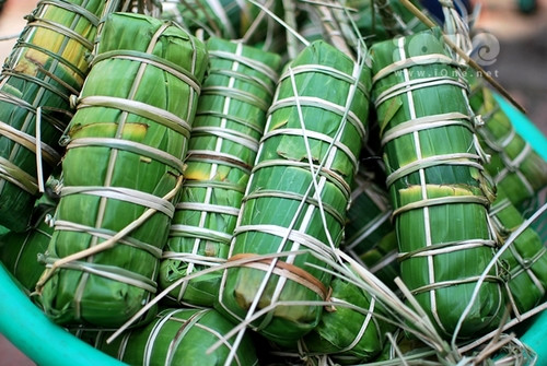 Nguyên liệu của bánh đòn/tét gồm nếp, đậu xanh và thịt ba chỉ hay phần thịt nọng nhiều mỡ.