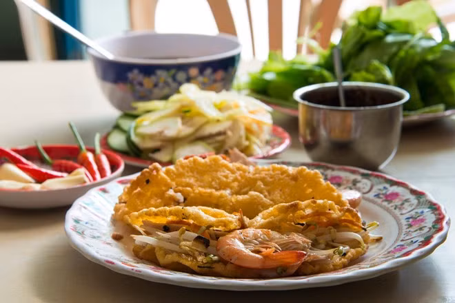 Tuy nhiên bánh khoái không chỉ phong phú hơn về các thành phần đi kèm như thịt heo, tôm, nấm hương/nấm mèo, lòng đỏ trứng… mà còn được chế biến thành hai lớp nhân khác nhau.