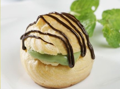 Vị trà xanh tươi mát thay thế cho kem béo ngậy khiến cho chiếc bánh su không bị ngán và hương vị lạ miệng.