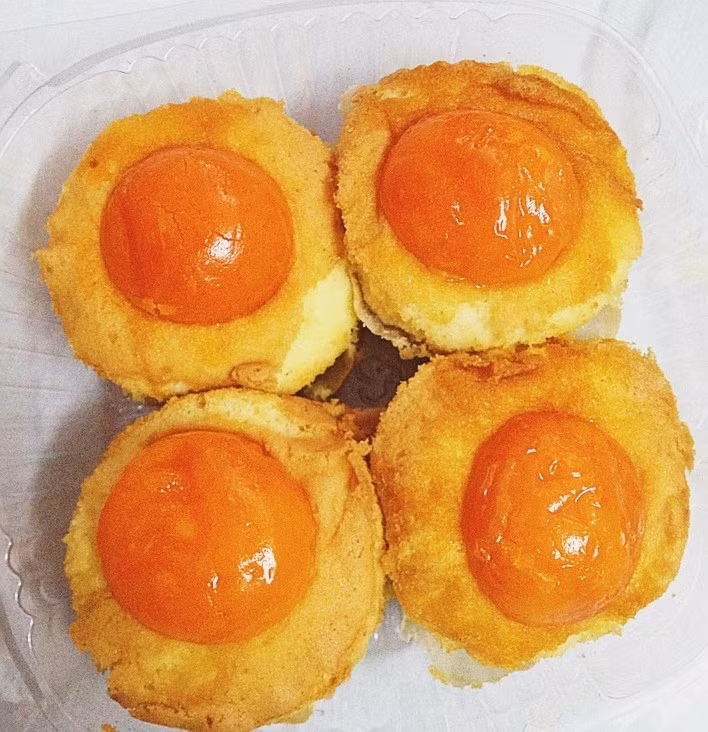 Bánh bông lan trứng muối vừa có vị ngọt của bánh, vừa mặn mà của trứng muối khiến cho giới trẻ thích mê và ăn mãi không chán.