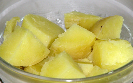 Khoai tây thái nhỏ hấp chín.