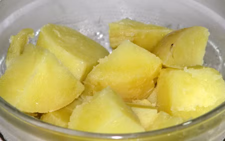 Khoai tây thái nhỏ hấp chín.