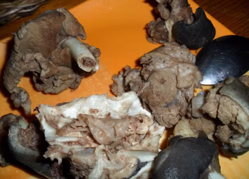 Thịt được ướp giấm trước khi chiên và sau đó đảo đều với nước sốt cà chua.