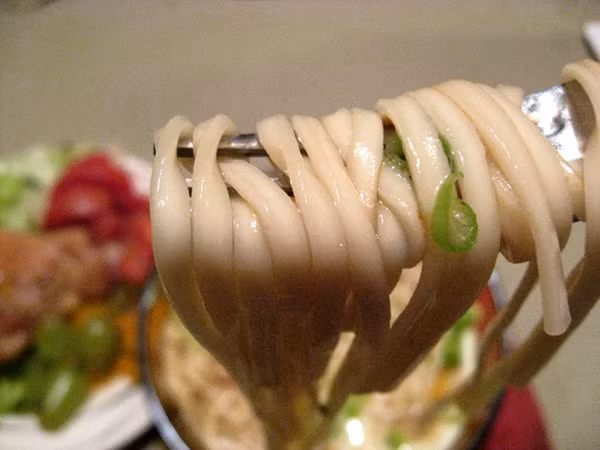 Đặc trưng của loại mì này là sợi tròn và mảnh hơn so với mì Udon sợi dày và hình vuông.