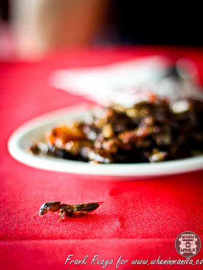 Khi ăn, những con dế này có độ giòn, cứng và vị ngọt khá lạ.