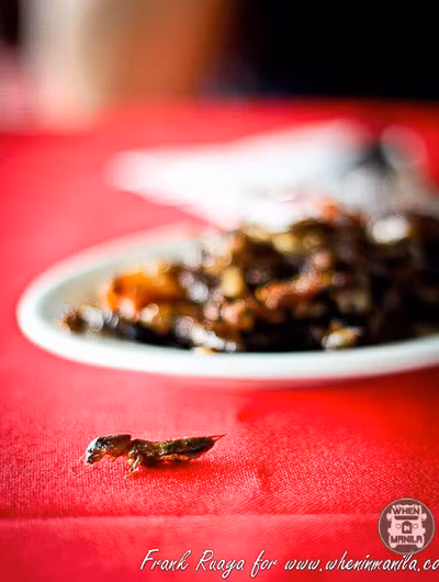 Khi ăn, những con dế này có độ giòn, cứng và vị ngọt khá lạ.