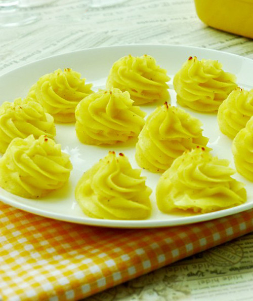 Hỗn hợp khoai tây bóp thành từng miếng.