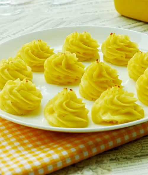 Hỗn hợp khoai tây bóp thành từng miếng.